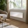 Radiateur fonte Atlantic Nirvana Neo Plinthe blanc installé sous fenêtre dans salon moderne