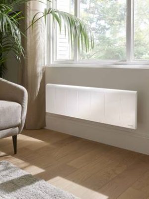 Radiateur fonte Atlantic Nirvana Neo Plinthe blanc installé sous fenêtre dans salon moderne
